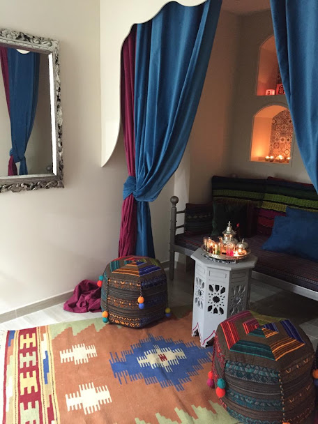 Mehr Mah Beauty Salon styling stations5
          />
        </figure>
      </div>
    </section>

    <section class=